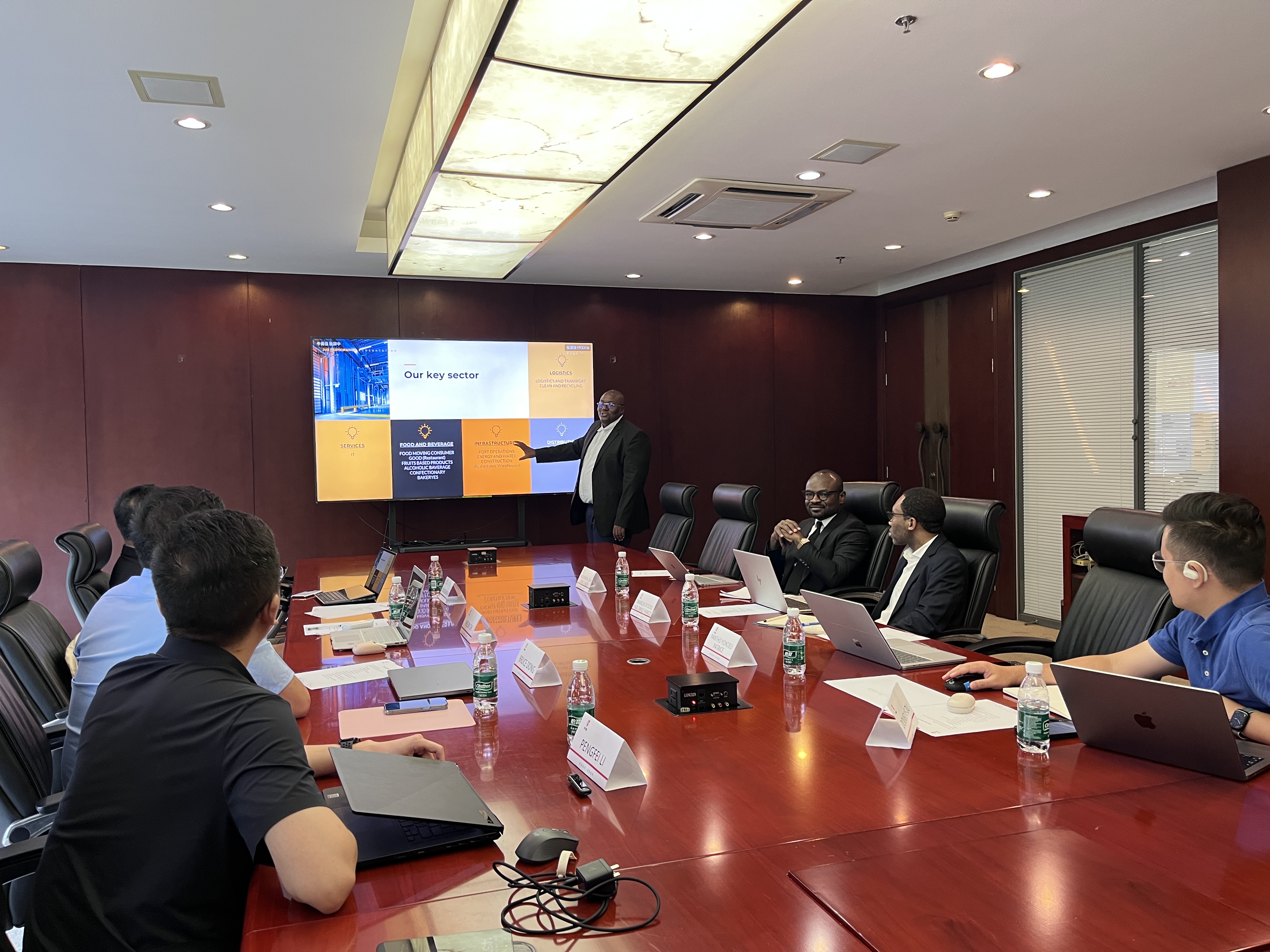 董立鑫与 JMJ CEO Patrice Yantho 在北京达成战略合作现场