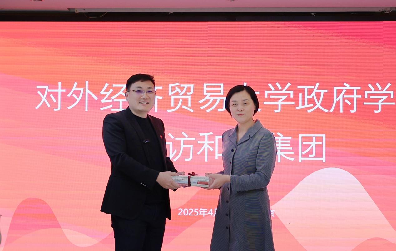 圆桌论坛现场：董立鑫与业界嘉宾交流