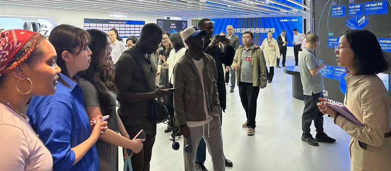 参观智谱AI展厅，了解GLM系列大模型技术发展时间线